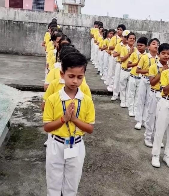 प्रातः प्रार्थना करते विद्यार्थी